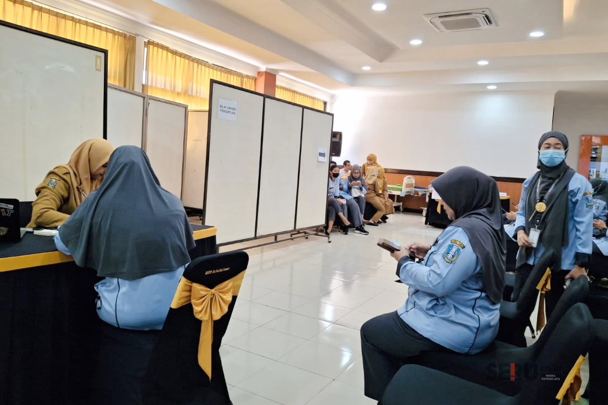 RSSA Awali Vaksinasi Campak Nakes di Kota Malang, Pelaksanaan Bertahap Empat Hari 1 Sejumlah tenaga kesehatan dan non kesehatan mengantre vaksinasi yang digelar secara bertahap. (Seru.co.id/bas)