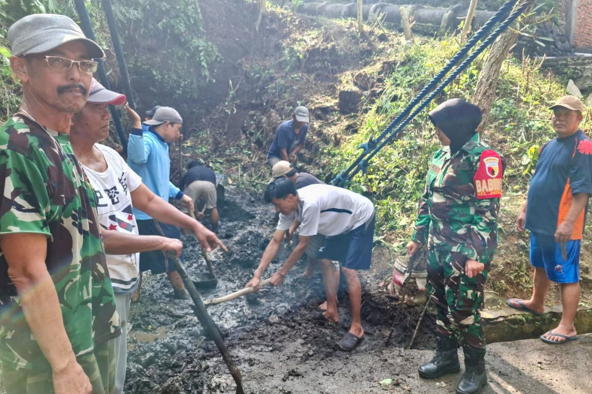 Babinsa Lowokwaru dan warga Jatimulyo kerja bakti bersama membersihkan lingkungan. (ist) Babinsa Lowokwaru dan Warga Jatimulyo Kompak Kerja Bakti Wujudkan Lingkungan Asri