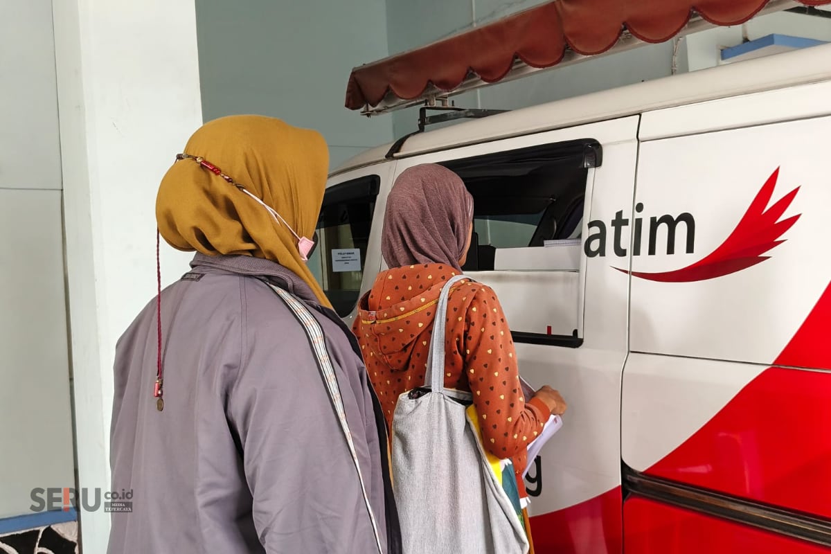 Warga mengantre pembayaran pajak. (Seru.co.id/bas)