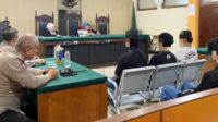 Satuan Samapta Polresta Malang Kota saat mendampingi terdakwa melanggar Pasal 316 KUHP. (Ist) Samapta Polresta Malang Kota Dampingi Enam Terdakwa