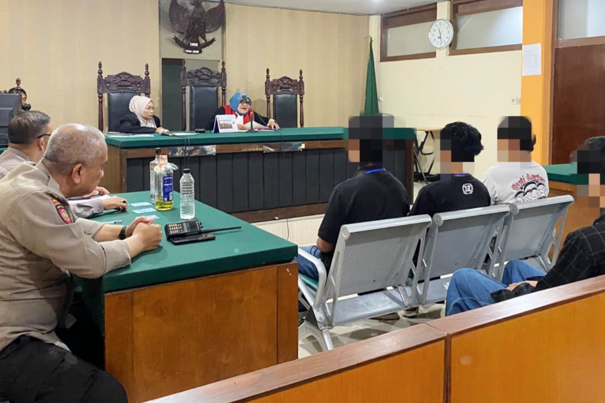 Satuan Samapta Polresta Malang Kota saat mendampingi terdakwa melanggar Pasal 316 KUHP. (Ist) Samapta Polresta Malang Kota Dampingi Enam Terdakwa