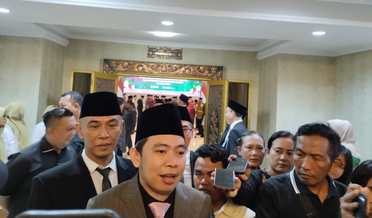 Bupati Jember Muhammad Fawait saat diwawancarai. (Ist.) Lantik Direksi PDP Kahyangan, Gus Fawait Beri Mandat Agar Jadi Mesin Pengentas Kemiskinan