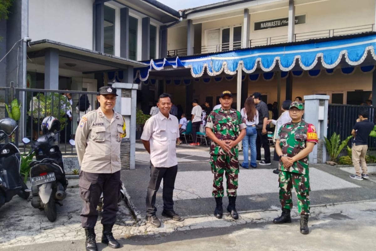 Kegiatan pengamanan di Gereja Kristen Injil Nusantara (GKIN) Narwastu oleh Babinsa Koramil dan Bhabinkamtibmas Kedungkandang. (Ist) Babinsa Koramil dan Bhabinkamtibmas Kedungkandang Amankan Jalannya Ibadah di GKIN Narwastu