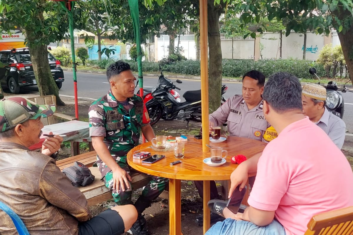 Babinsa Arjosari menjalin komunikasi dengan tokoh masyarakat setempat untuk memperkuat keamanan lingkungan. (Seru.co.id/bas) Babinsa Arjosari Gandeng Tokoh Masyarakat Perkuat Keamanan Lingkungan