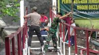Personel Kodim 0833 bersama warga kebut penyelesaian Jembatan Perintis Garuda di Klojen. (ist) Personel Kodim 0833 Bersama Warga Kebut Pengerjaan Jembatan Perintis Garuda Klojen