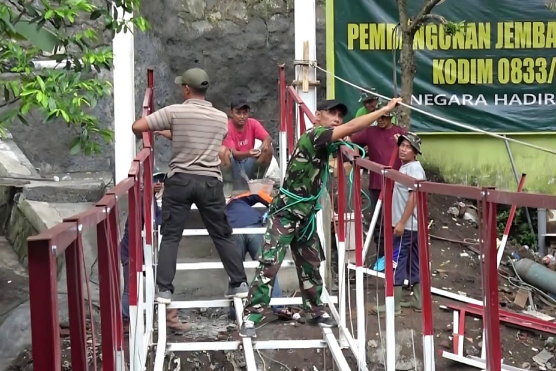 Personel Kodim 0833 Bersama Warga Kebut Pengerjaan Jembatan Perintis Garuda Klojen