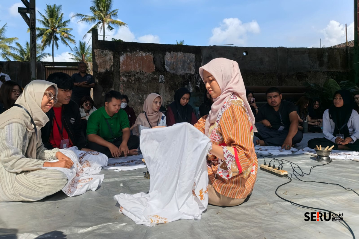 Para peserta pelatihan membatik mengamati setiap arahan pelatih. (Seru.co.id/bas)