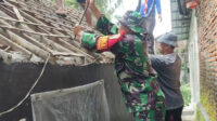 Babinsa Kedungkandang dan Warga Bahu Membahu Bedah Rumah Warga Kurang Mampu