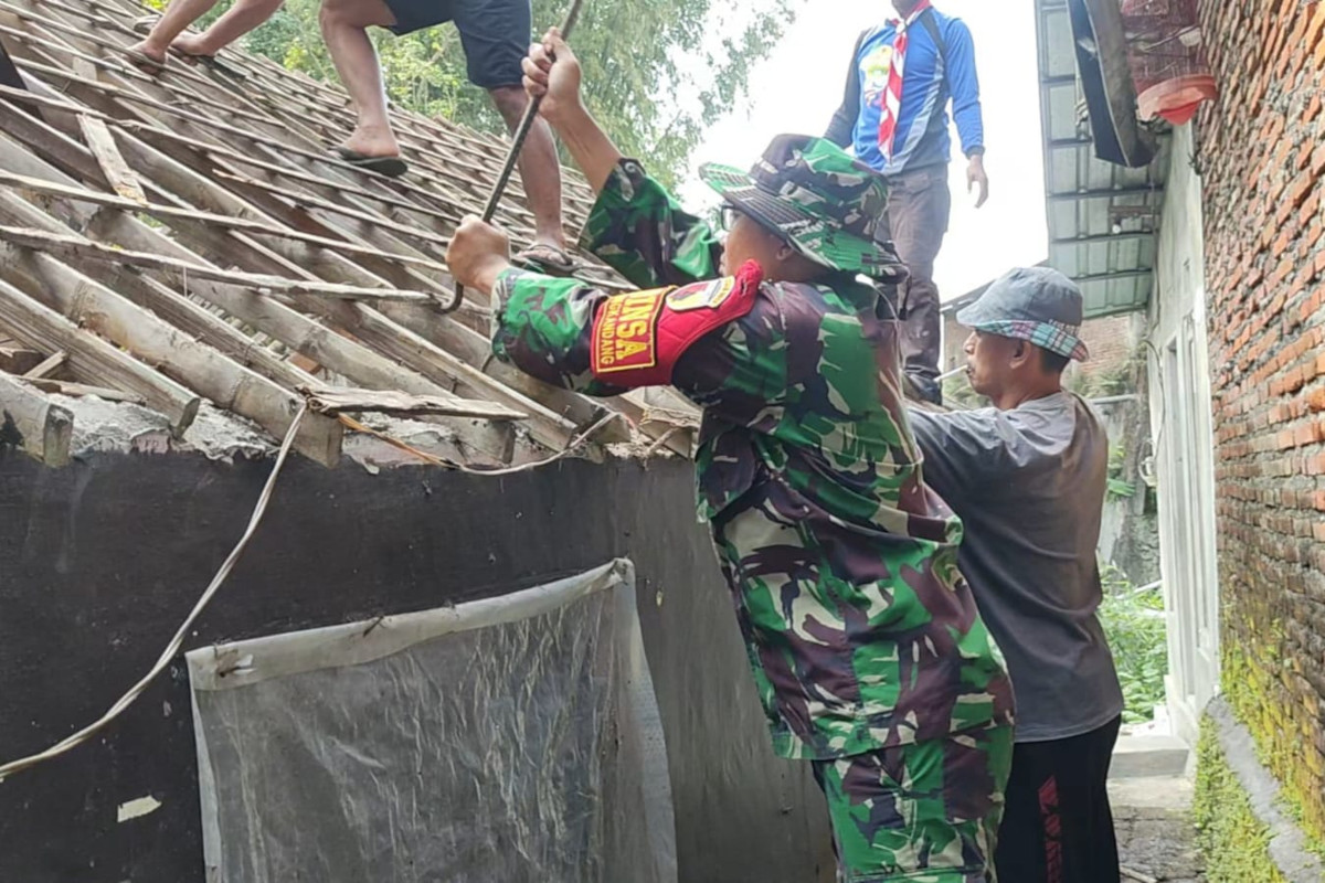 Babinsa Kedungkandang bersama warga bahu membahu dalam kegiatan bedah rumah warga kurang mampu. (ist) Babinsa Kedungkandang dan Warga Bahu Membahu Bedah Rumah Warga Kurang Mampu