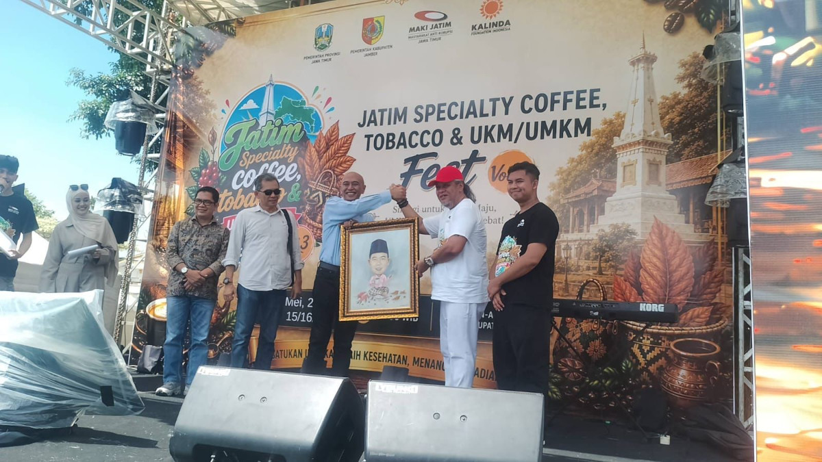 Pj. Sekda Jember Ahmad Fauzi saat menghadiri Festival Kopi, Tembakau dan UMKM. (Ist.) Festival Kopi dan Tembakau Jatim Ramaikan Alun-alun Jember
