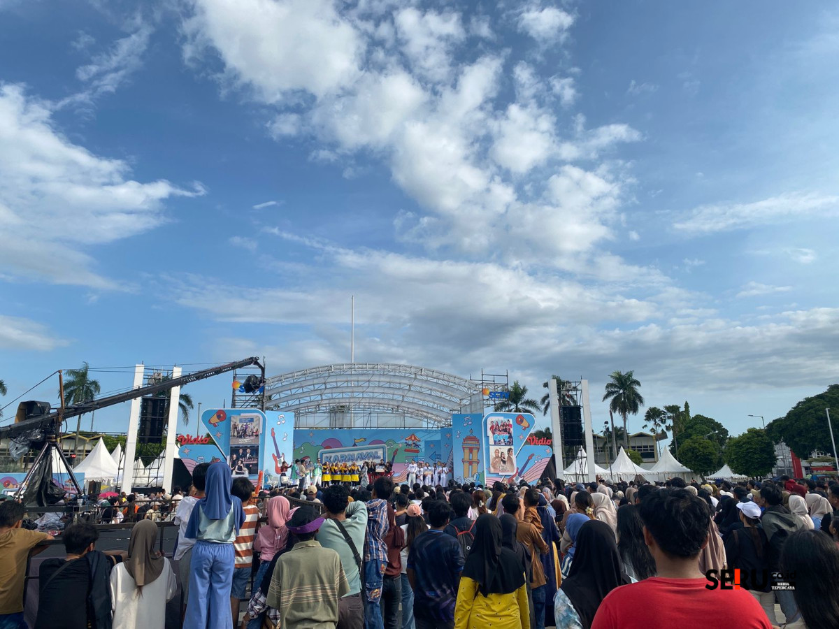 Suasana acara karnaval SCTV 2026 di Alun-alun Jember. (Seru.co.id/sgt) Karnaval SCTV 2026 Kembali Guncang Alun-Alun Jember