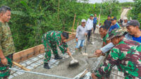 Personel Koramil Sukun bersama warga gotong royong mengecor Jembatan Perintis Garuda di Kelurahan Bakalankrajan. (ist) Personel Koramil Sukun dan Warga Gotong Royong Cor Jembatan Perintis Garuda Bakalankrajan
