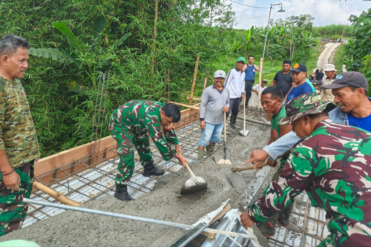 Personel Koramil Sukun bersama warga gotong royong mengecor Jembatan Perintis Garuda di Kelurahan Bakalankrajan. (ist) Personel Koramil Sukun dan Warga Gotong Royong Cor Jembatan Perintis Garuda Bakalankrajan