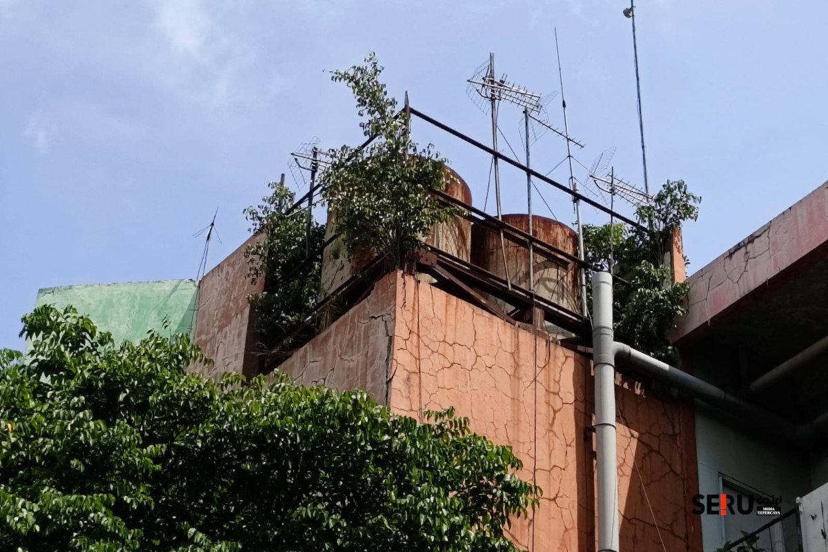 Kondisi tembok penyangga toren Pasar Besar Malang yang mengalami keretakan. (Seru.co.id/bas) Tembok Penyangga Toren Pasar Besar Retak, Pemkot Malang Siapkan Sterilisasi Area