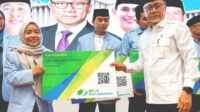 Menko Pangan saat serahkan kartu BPJS Ketenagakerjaan. (Ist.) Menko Pangan Serahkan Kartu BPJS Ketenagakerjaan, 2,1 Juta Guru Ngaji Didorong Terlindungi