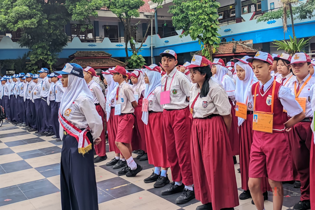 Siswa baru SMP Negeri di Kota Malang masih memakai seragam SD saat upacara penerimaan siswa baru tahun 2025 kemarin. (Seru.co.id/bas) 46 Persen Lulusan SD Kota Malang Tak Bisa Masuk SMP Negeri, Sukun Kekurangan Sekolah