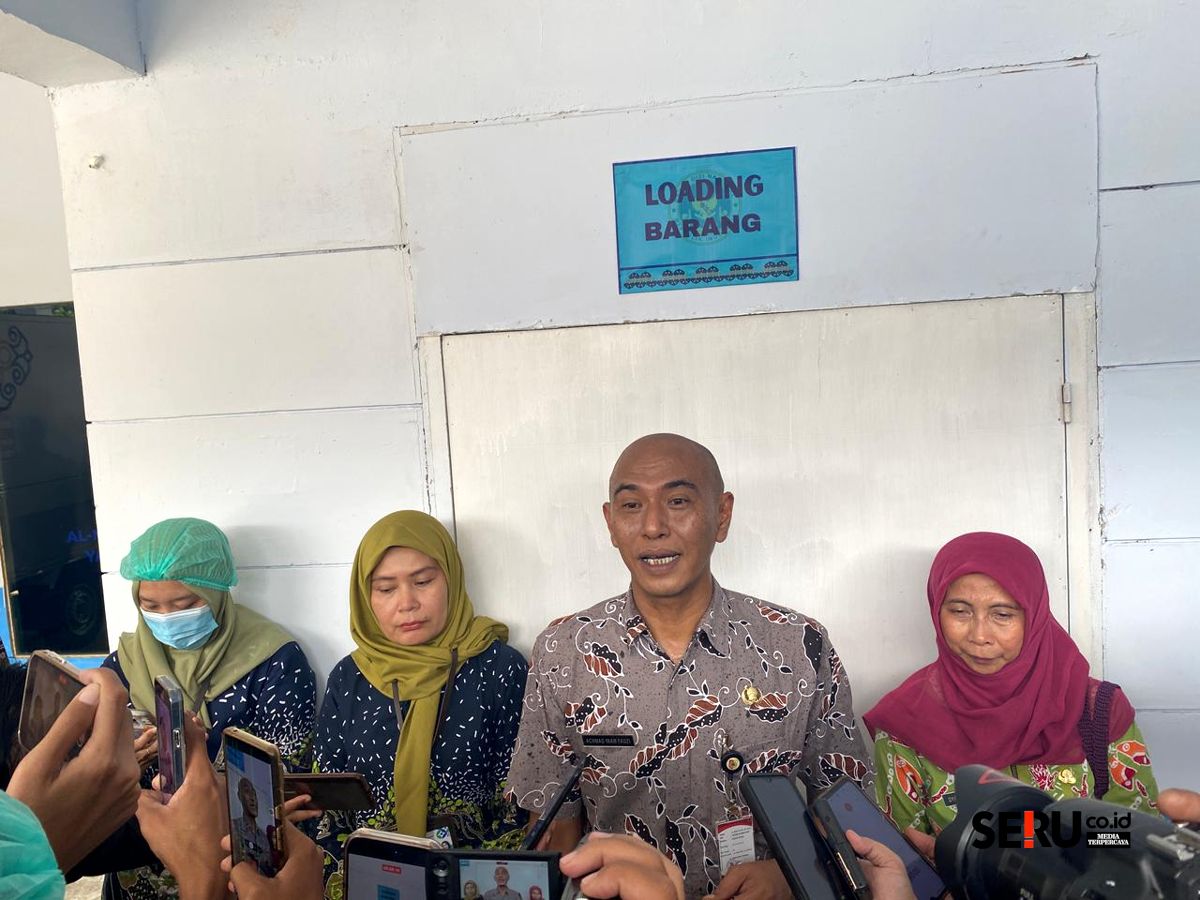 Kepala Satgas MBG Jember, Achmad Fauzi saat diwawancarai. (Seru.co.id/sgt) Satgas MBG Jember Sidak SPPG Penyebab 18 Siswa TK-PAUD Keracunan