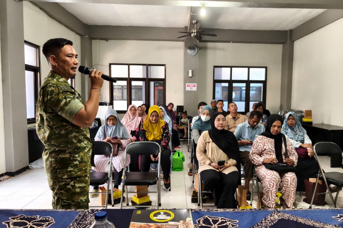 Babinsa Klojen mengajak RT dan warga pendatang memperkuat kerukunan dan sinergi menjaga lingkungan. (ist) Babinsa Klojen Ajak RT dan Warga Pendatang Perkuat Kerukunan serta Keamanan Lingkungan