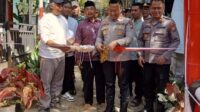 Prosesi pengguntingan pita tanda diresmikannya jembatan Merah Putih Presisi. (dok.Humas Polres Batu) Wujudkan Akses Aman bagi Warga, Polres Batu Resmikan Jembatan Merah Putih Presisi di Bumiaji