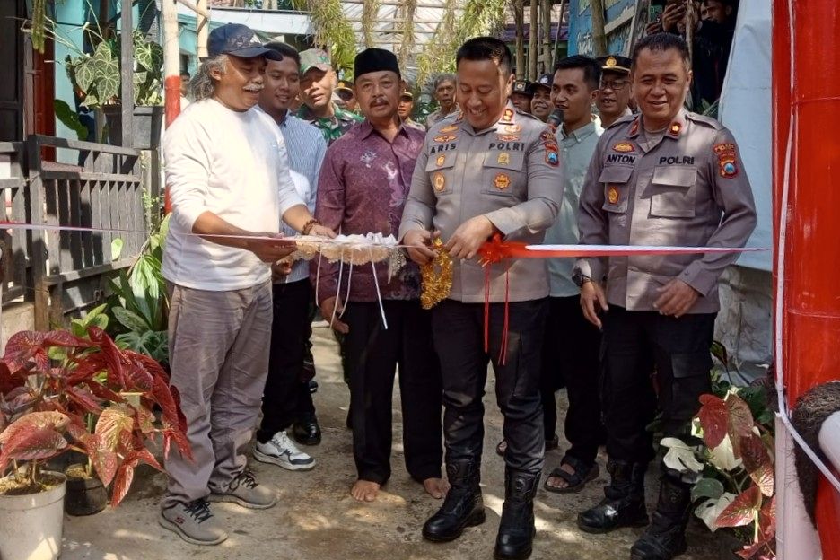 Prosesi pengguntingan pita tanda diresmikannya jembatan Merah Putih Presisi. (dok.Humas Polres Batu) Wujudkan Akses Aman bagi Warga, Polres Batu Resmikan Jembatan Merah Putih Presisi di Bumiaji