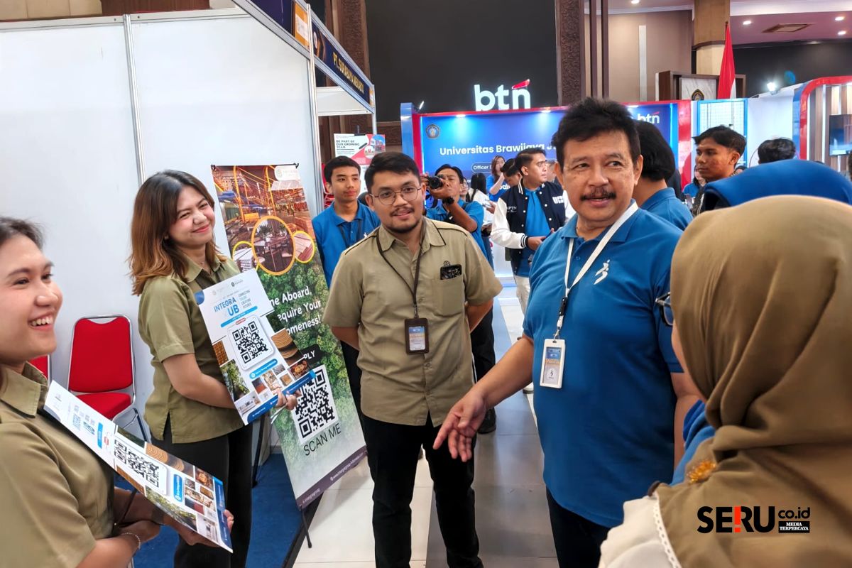 Brawijaya Career Expo 2026 Libatkan 54 Perusahaan, UB Perkuat Link and Match Dunia Kerja 1 Warek III Bidang Kemahasiswaan, Alumni dan Kewirausahaan UB meninjau pelaksanaan Brawijaya Career Expo 2026. (Seru.co.id/bas)