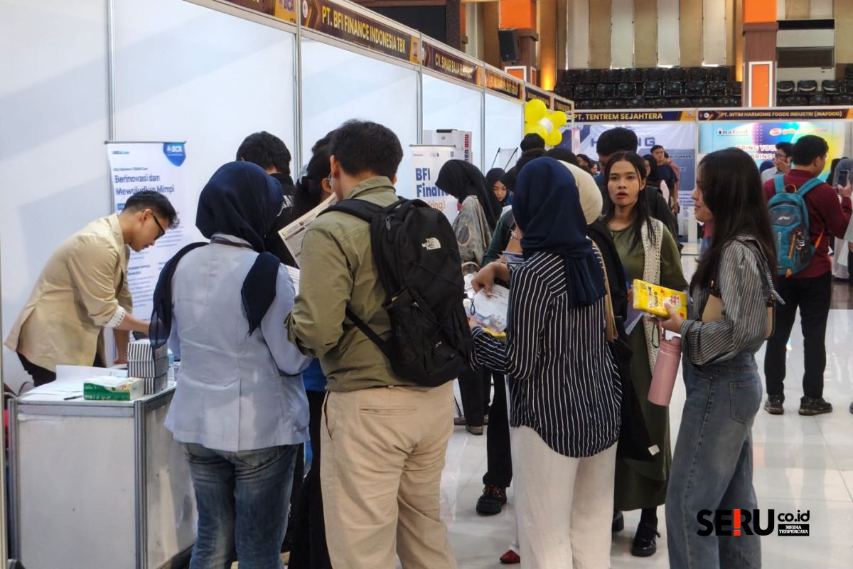 Brawijaya Career Expo 2026 Libatkan 54 Perusahaan, UB Perkuat Link and Match Dunia Kerja 2 Para pencari kerja memadati stand-stand Brawijaya Career Expo 2026 di Gedung Samantha Krida UB. (Seru.co.id/bas)