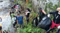 Kegiatan karya bakti ‘Jejak Lestari’ gotong-royong membersihkan aliran sungai yang dilaksanakan oleh berbagai unsur. (ist) Babinsa Koramil Kedungkandang dan Masyarakat Laksanakan ‘Jejak Lestari’ Ciptakan Lingkungan Bersih Cegah Banjir