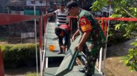 Koramil Klojen bersama warga mengebut pengerjaan Jembatan Perintis Garuda. (ist) Koramil Klojen dan Warga Kebut Pengerjaan Jembatan Perintis Garuda