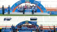 Penyerahan piala dan uang pembinaan bagi pemenang. SDN Tulungrejo 2 Kota Batu, Pemenang Milklife Soccer kelompok usia 10 (atas) dan pemenang kelompok usia 12, SDN Lowokwaru 3 Kota Malang (bawah) (Seru.co.id/dik) Semarak MilkLife Soccer Challenge 2026 Seri 2 Malang, Lahirkan Talenta Masa Depan Sepak Bola Putri Indonesia