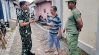 Babinsa Arjosari aktif merangkul warga dan anggota Linmas. (ist) Sinergi Babinsa Arjosari dan Linmas, Kondusivitas Kota Malang