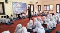 Babinsa Bareng membekali wawasan kebangsaan kepada siswa SRMA 22. (ist) Babinsa Bareng Bekali Siswa SRMA 22 dengan Wawasan Kebangsaan Perkuat Cinta Tanah Air