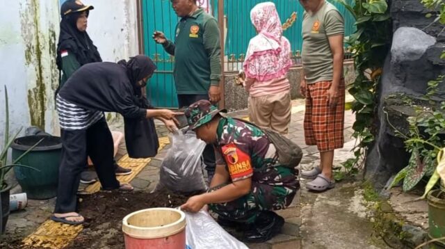 Babinsa Klojen Ajak Warga Hijaukan Lingkungan Lewat Aksi Tanam Bibit Pohon