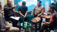 Babinsa Blimbing menjalin komunikasi sosial dengan Ketua RT 06 RW 03 Kelurahan Arjosari. (ist) Babinsa Blimbing Gandeng Ketua RT Perkuat Keamanan Lingkungan Arjosari