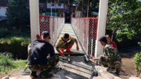 Tak Kenal Lelah, Personel Koramil Klojen Kebut Finishing Jembatan Perintis Garuda