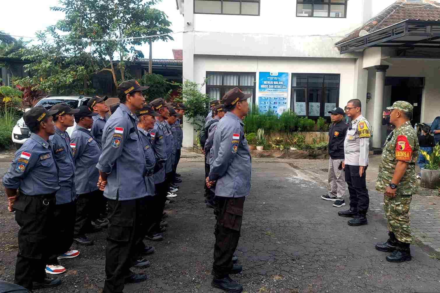 babinsa_11zon Babinsa Wonokoyo Kedungkandang Berikan Pelatihan Penguatan Kemampuan Linmas untuk Ciptakan Lingkungan Aman