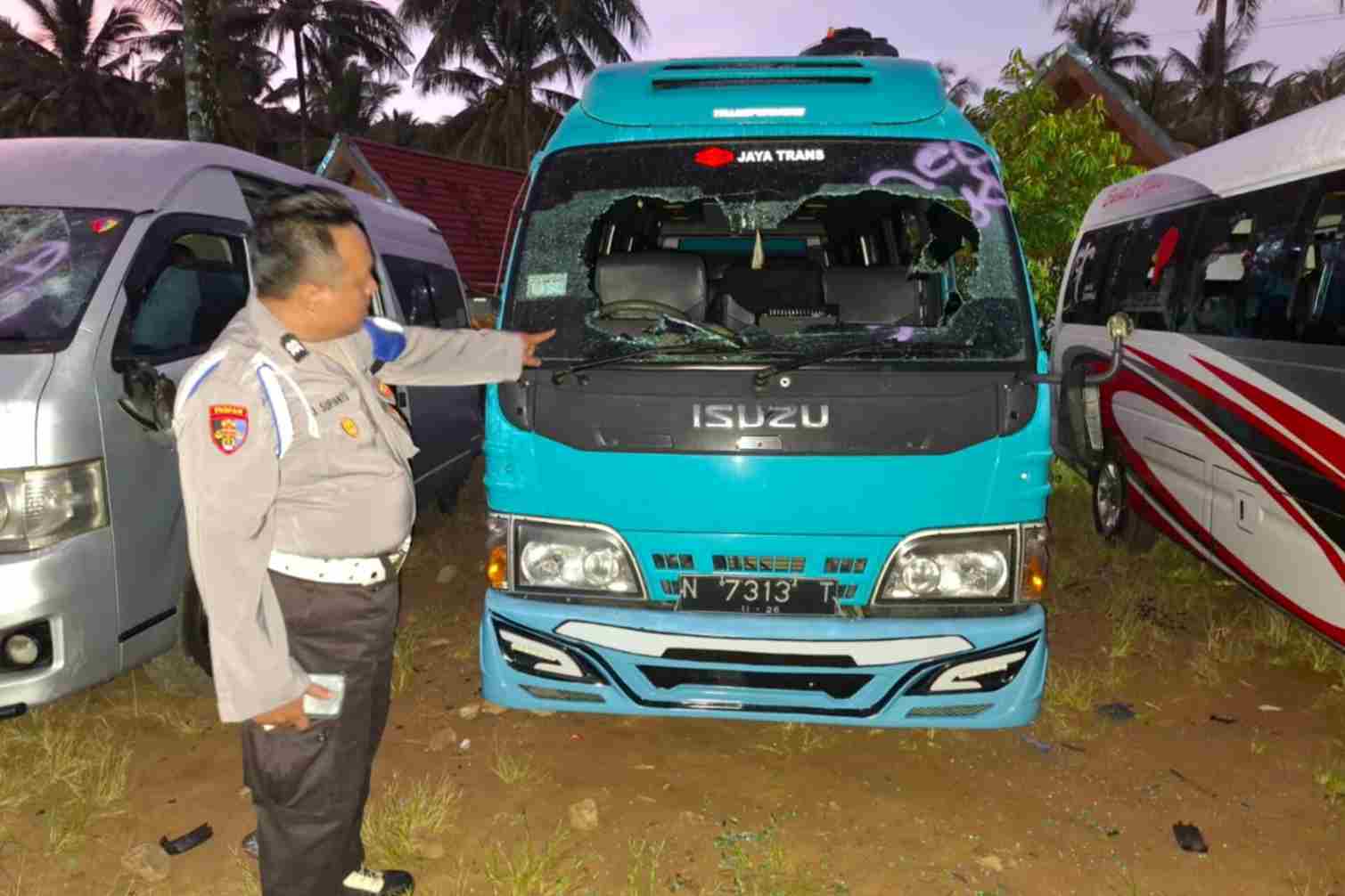 Polres Malang Selidiki Kasus Pengrusakan 6 Mobil Wisatawan Surabaya di Pantai Wediawu
