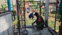 pemasangan bekisting pondasi_11zon Koramil 0833-01 Klojen Terus Dampingi Proses Pembangunan Jembatan Perintis Garuda