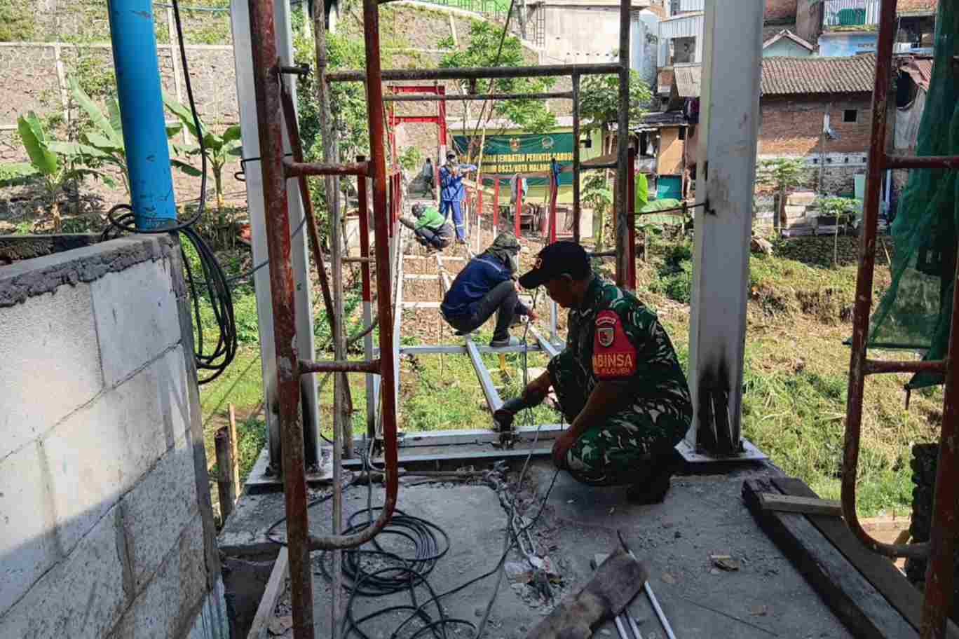 pemasangan bekisting pondasi_11zon Koramil 0833-01 Klojen Terus Dampingi Proses Pembangunan Jembatan Perintis Garuda