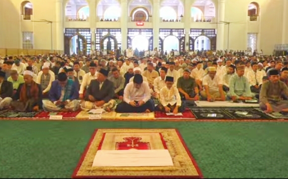 Gubernur Khofifah Melaksanakan Salat Iduladha di Masjid Al Akbar, Khatib Ajak Teladani Keikhlasan Nabi Ibrahim untuk Membangun Generasi Unggul 1 Gubernur Khofifah Melaksanakan Salat Iduladha di Masjid Al Akbar, Khatib Ajak Teladani Keikhlasan Nabi Ibrahim untuk Membangun Generasi Unggul
