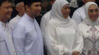 Gubernur Khofifah dan Wagub Emil_11zon Gubernur Khofifah Melaksanakan Salat Iduladha di Masjid Al Akbar, Khatib Ajak Teladani Keikhlasan Nabi Ibrahim untuk Membangun Generasi Unggul