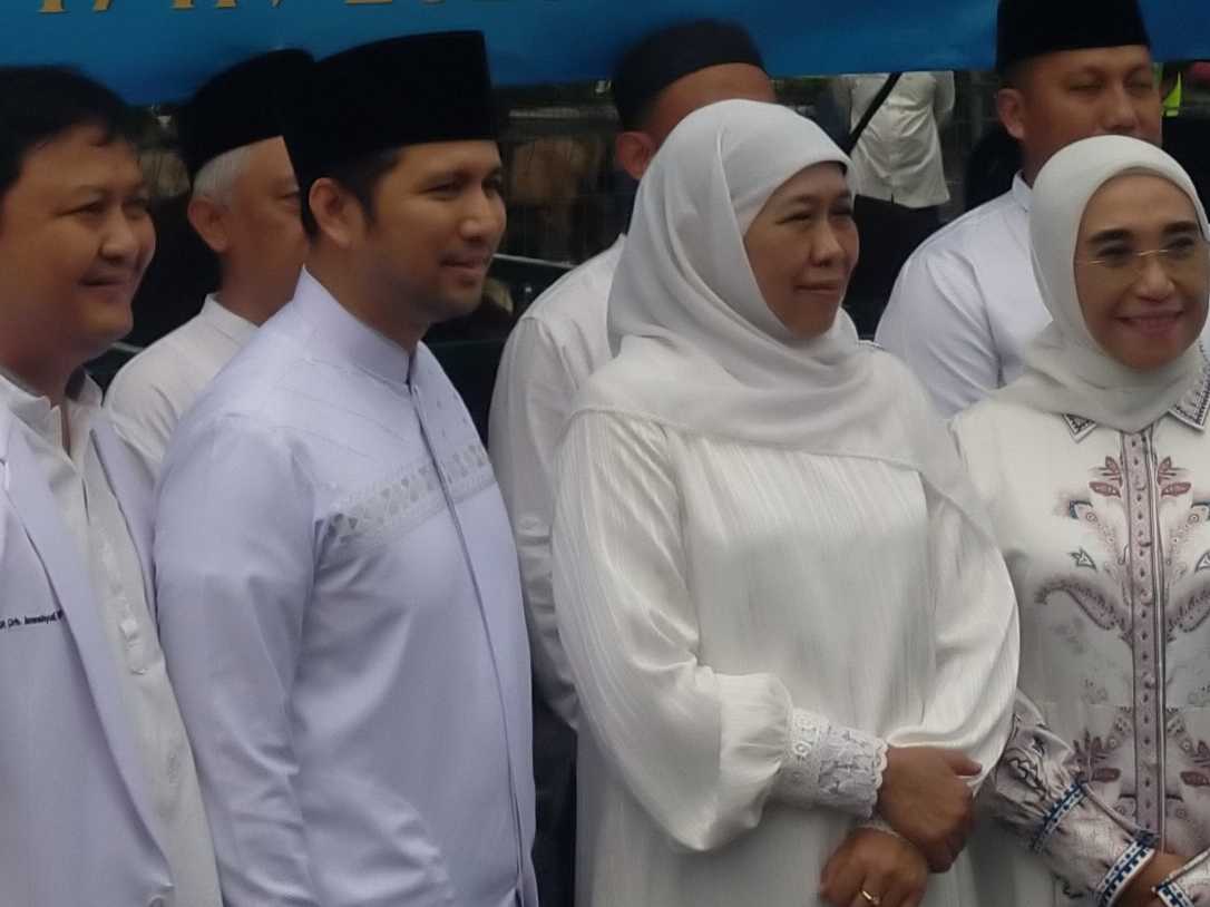 Gubernur Khofifah dan Wagub Emil_11zon Gubernur Khofifah Melaksanakan Salat Iduladha di Masjid Al Akbar, Khatib Ajak Teladani Keikhlasan Nabi Ibrahim untuk Membangun Generasi Unggul