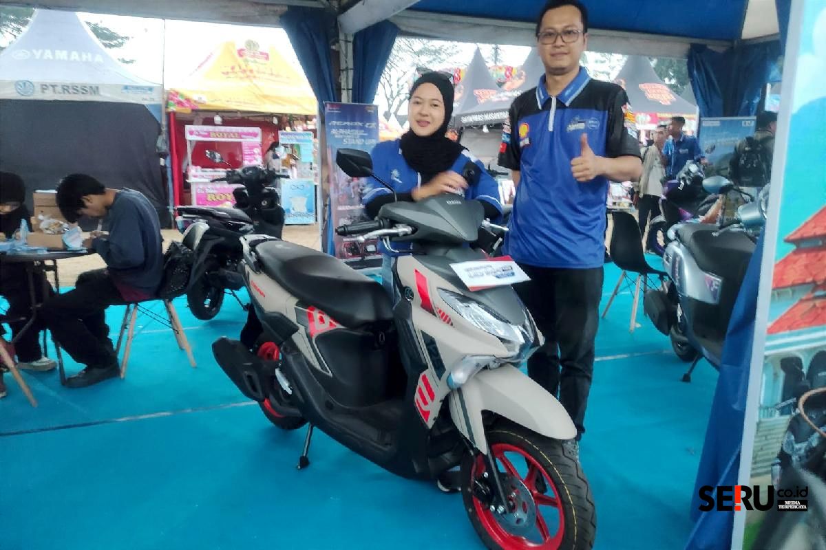 Yamaha Launching Gear Ultima Hybrid Smart dan Hybrid Solid, Ini Keunggulannya 2 SPV Training & Development PT Roda Sakti Surya Megah (RSSM), Jonas Jonathan, menunjukkan salah satu varian Gear Ultima Hybrid. (rhd)