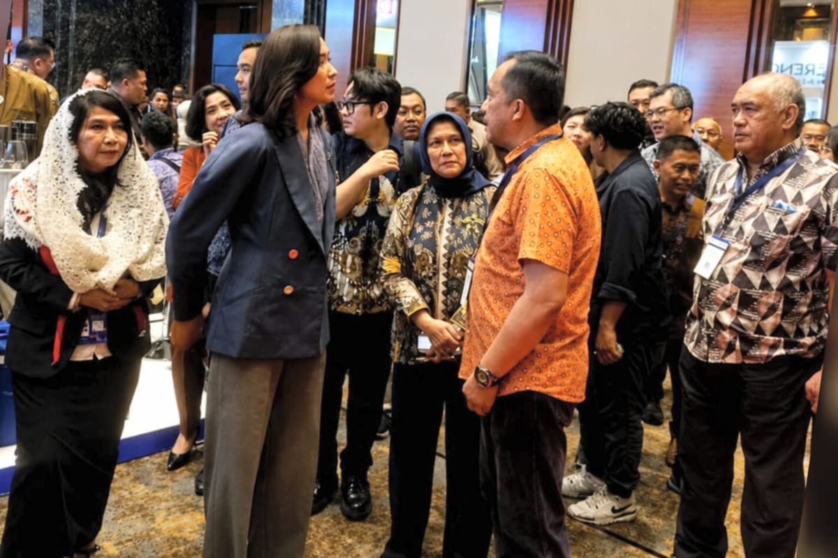 Disparbud Kabupaten Malang Perkuat Promosi Destinasi Unggulan dalam Travel Meet Asia 2026 1 Kepala Dinas Pariwisata dan Kebudayaan Kabupaten Malang, Firmando Matondang Hasiholan, berkomunikasi bersama Menteri Pariwisata RI, Widiyanti Putri Wardhana. (dok. Disparbud Kab Malang)