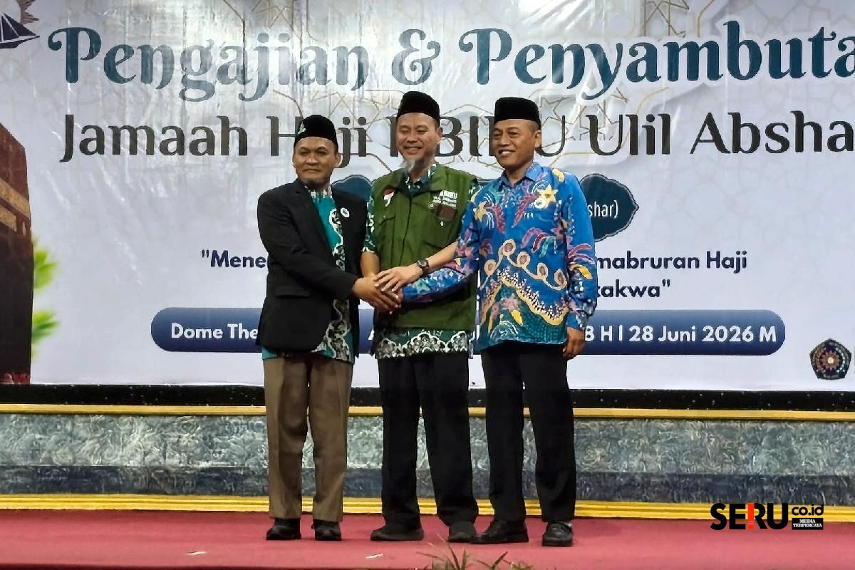 Perahu Sambut 62 Jemaah Haji 2026 SUB 12 KBIHU Ulil Abshar 1 Kesepakatan suksesi Haji 2027 oleh Jufri Naz (tengah) kepada Mulyani (kiri), disaksikan Suwarno (kanan). (rhd)