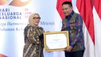Wali Kota Malang menerima penghargaan Juara I pencegahan perkawinan anak dari Menteri PPA. (pro) Kota Malang Raih Juara I Pencegahan dan Penanganan Perkawinan Anak Award Jatim