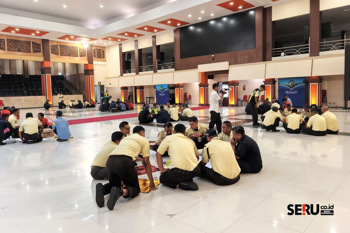 UB Gelar Pelatihan K3L, Bekali Ratusan Tenaga Kependidikan Wujudkan Kampus Tangguh 1 Para peserta tidak hanya mendapatkan materi, tapi juga praktik K3L secara individu maupun berkelompok. (bas)