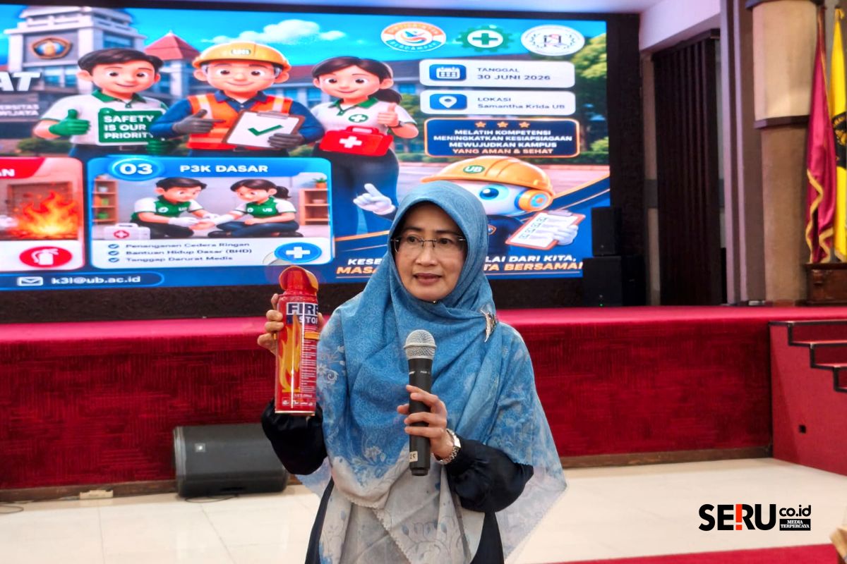 UB Gelar Pelatihan K3L, Bekali Ratusan Tenaga Kependidikan Wujudkan Kampus Tangguh 2 Kepala Divisi K3L UB menerangkan berbagai jenis APAR yang mudah diakses dan digunakan. (bas)