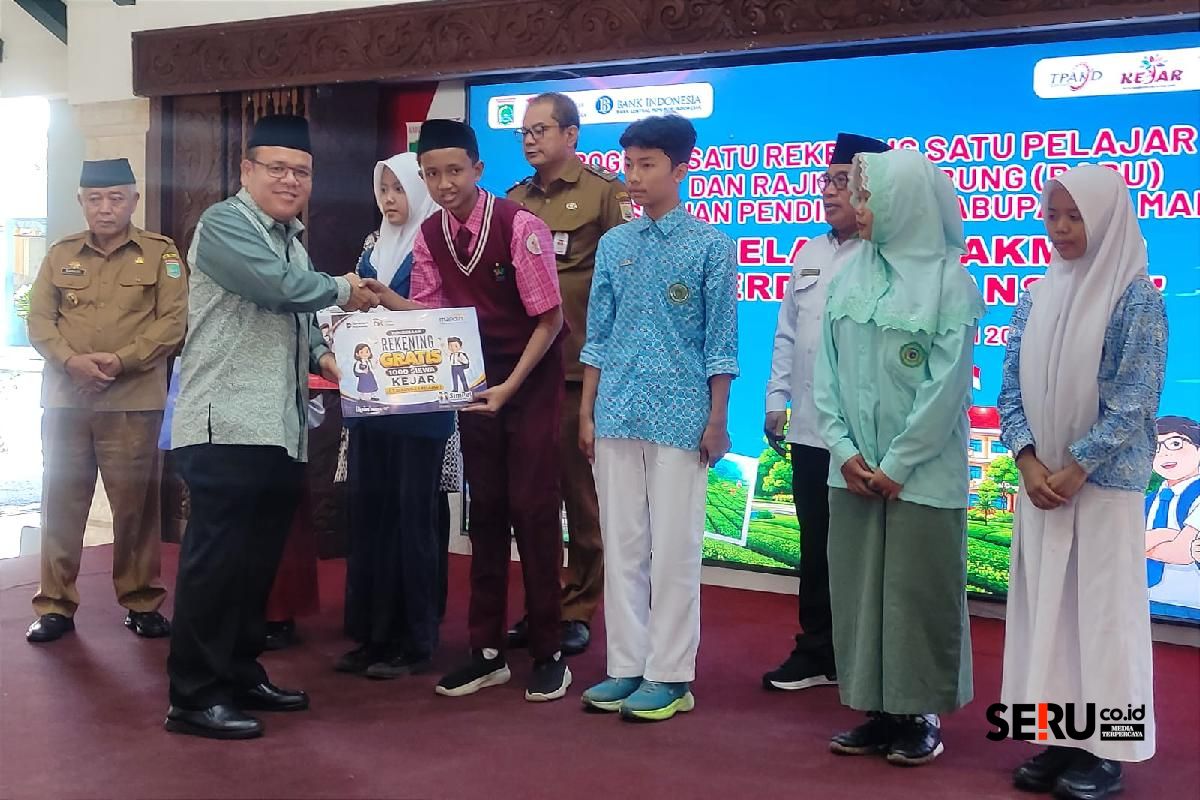 OJK Dorong Pelajar Dukung Program KEJAR dan RABU di Kabupaten Malang 1 Kepala Kantor OJK Malang, Farid Faletehan menyerahkan, simbolis rekening Simpanan Pelajar. (rhd)