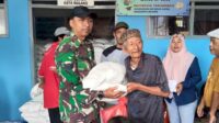 Babinsa Sukun dampingi distribusi bantuan pangan kepada warga Kelurahan Tanjungrejo. (ist) Babinsa Sukun Dampingi Distribusi Bantuan Pangan kepada Warga Kelurahan Tanjungrejo