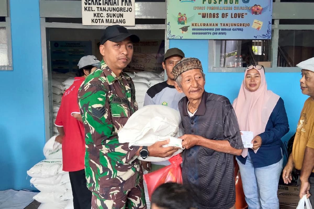Babinsa Sukun Dampingi Distribusi Bantuan Pangan kepada Warga Kelurahan Tanjungrejo